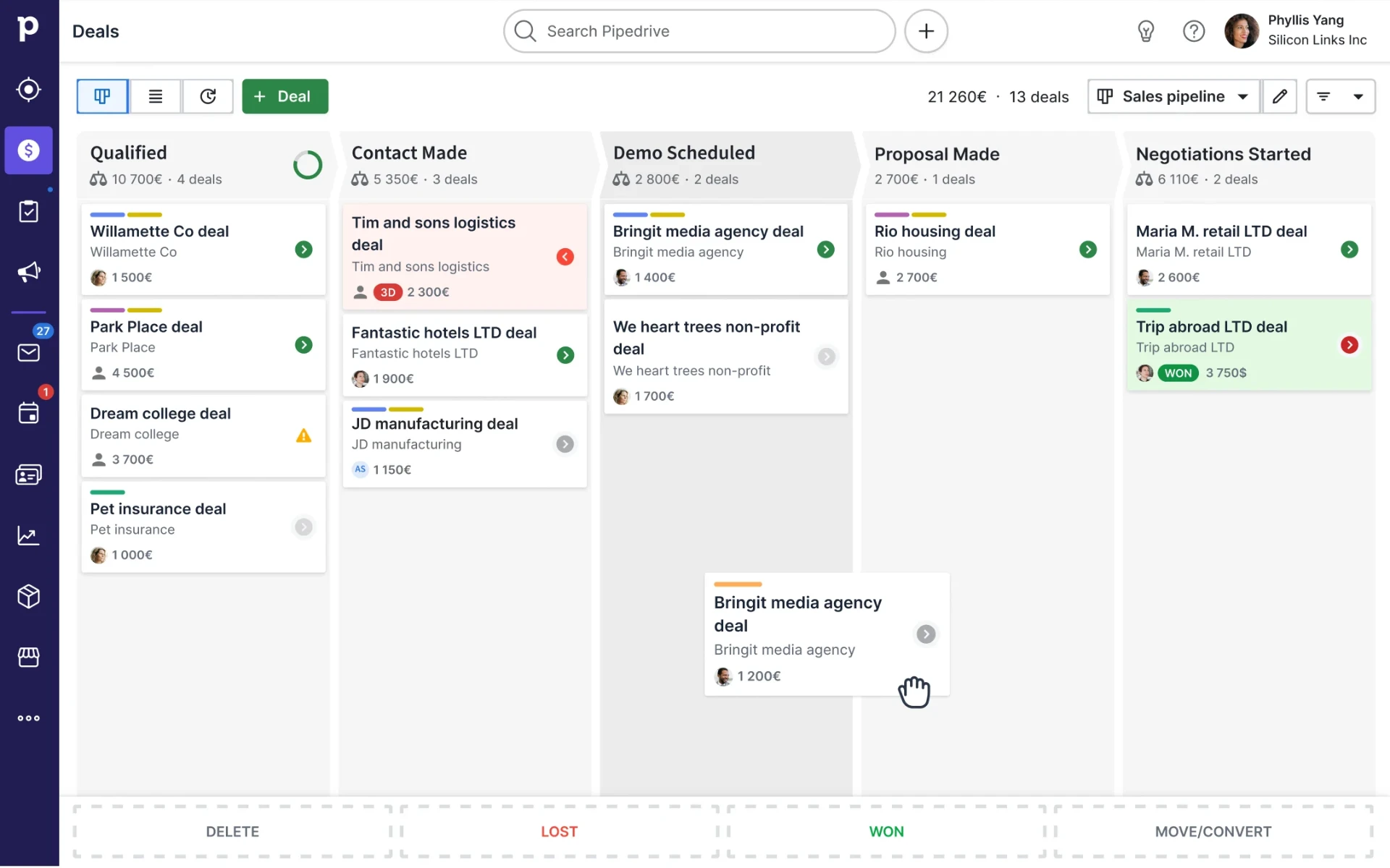Corretor de imóveis utilizando Pipedrive na imobiliária