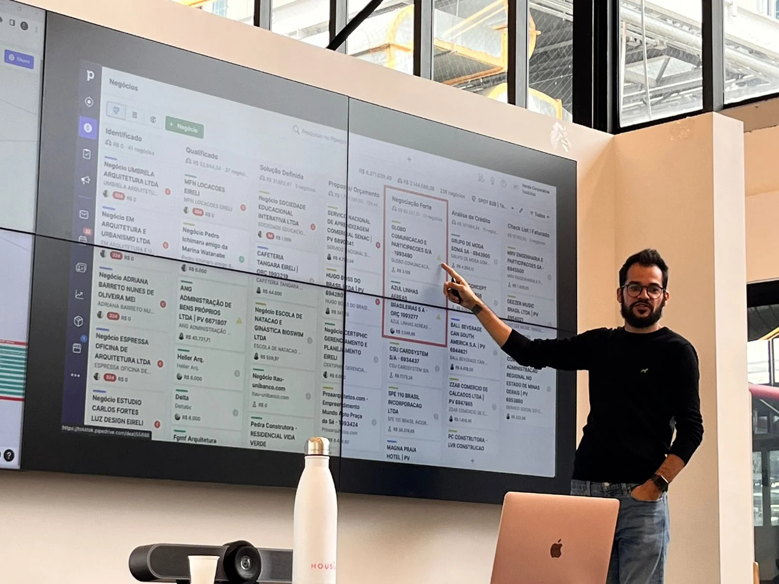 Treinamento Pipedrive — funil de vendas em apresentação