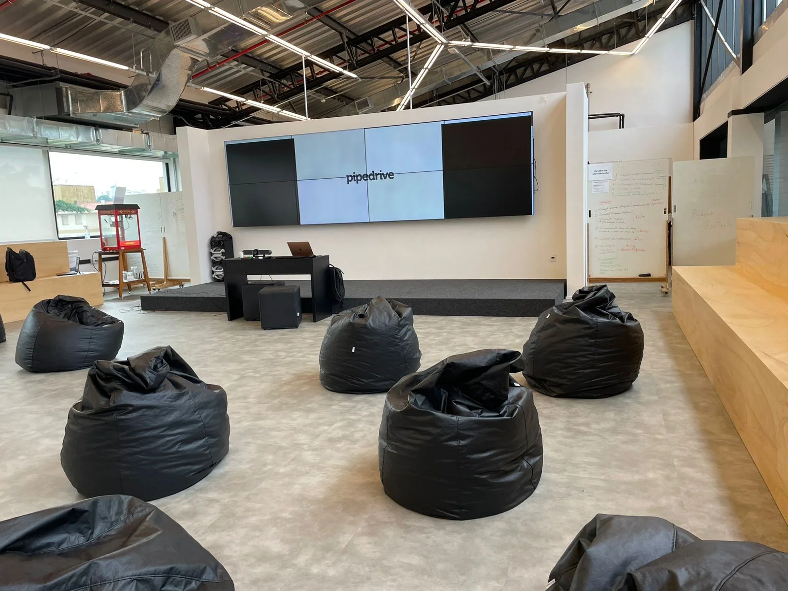 Sala de treinamento Tok&Stok preparada para sessão Pipedrive